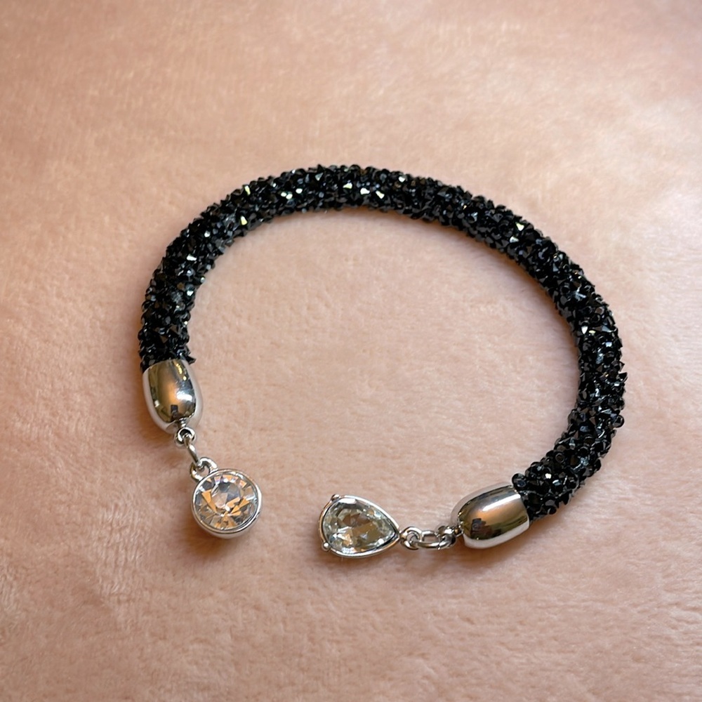 ✨Genuine black spinel and white topaz cuff bracelet. Easy on, easy off!